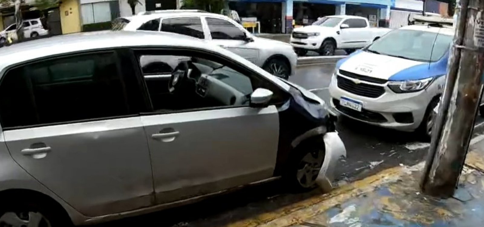 Jornal Correio Em fuga após roubar carro homem atropela três pessoas