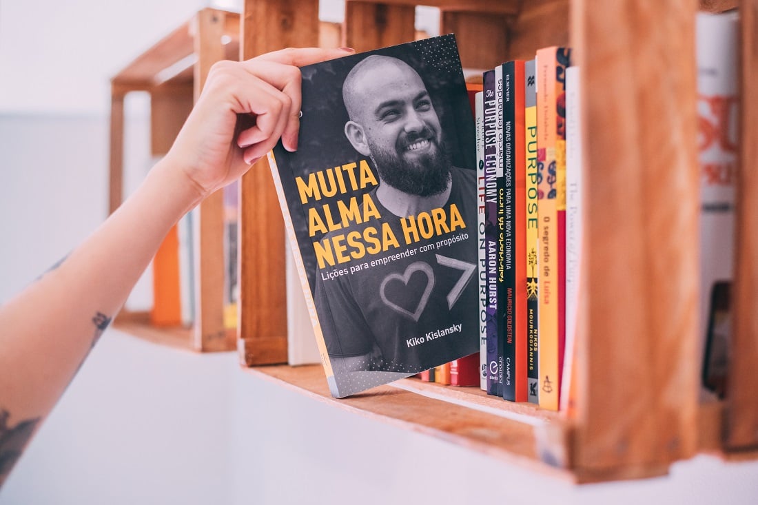 Jornal Correio Escritor Baiano Lan A Livro Sobre Economia Do