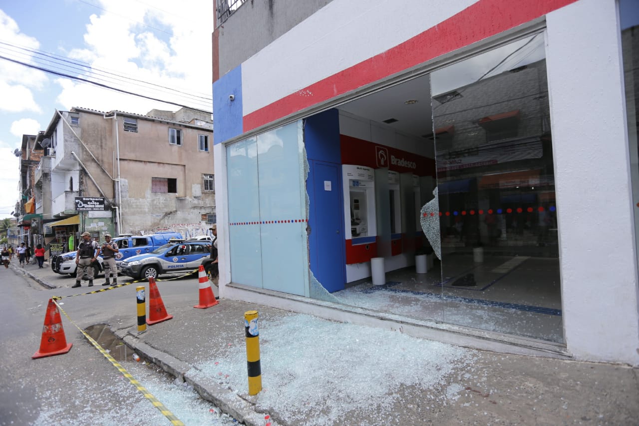 Jornal Correio Bandidos Tentam Roubar Malote De Carro Forte E Trocam