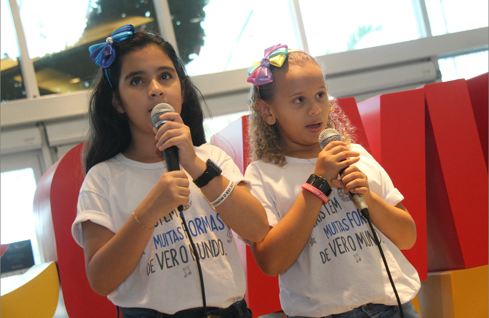 Jornal Correio Crian As Do Instituto De Cegos Fazem Dueto Em Shopping