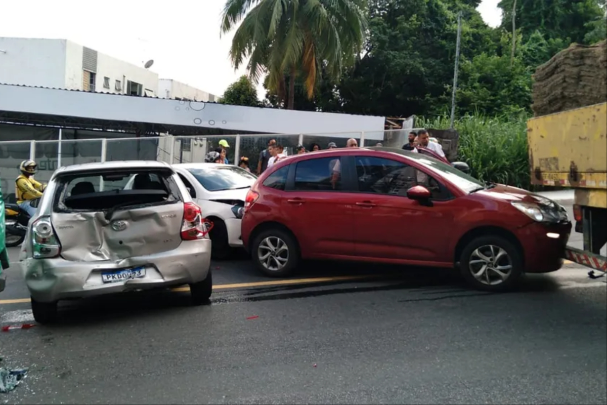 Jornal Correio Caminh O Sem Freio Desce Ladeira E Atinge Quatro