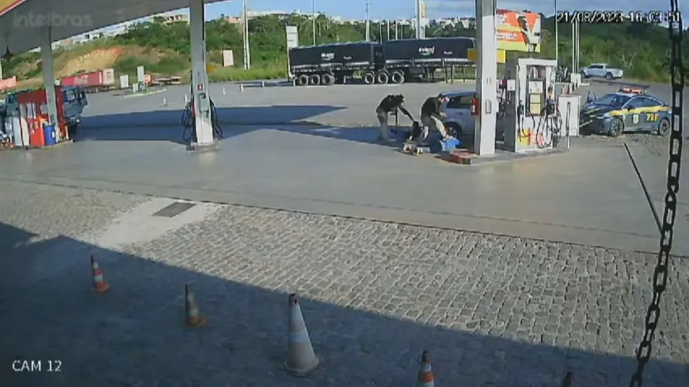 Jornal Correio Motorista Fugindo De Blitz Invade Posto De Gasolina E