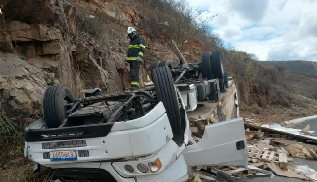 Jornal Correio Motorista morre após caminhão capotar na BA 026