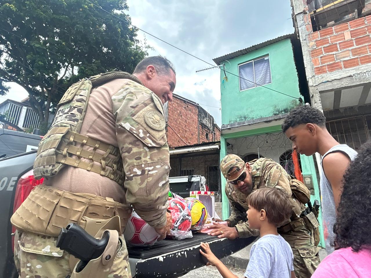 Jornal Correio Policiais distribuem brinquedos para crianças do