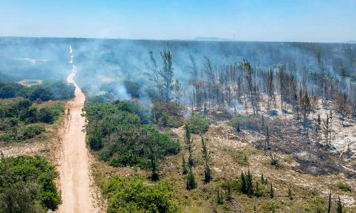 Jornal Correio Inc Ndio Atinge Parque Natural Em Arraial Do Cabo No