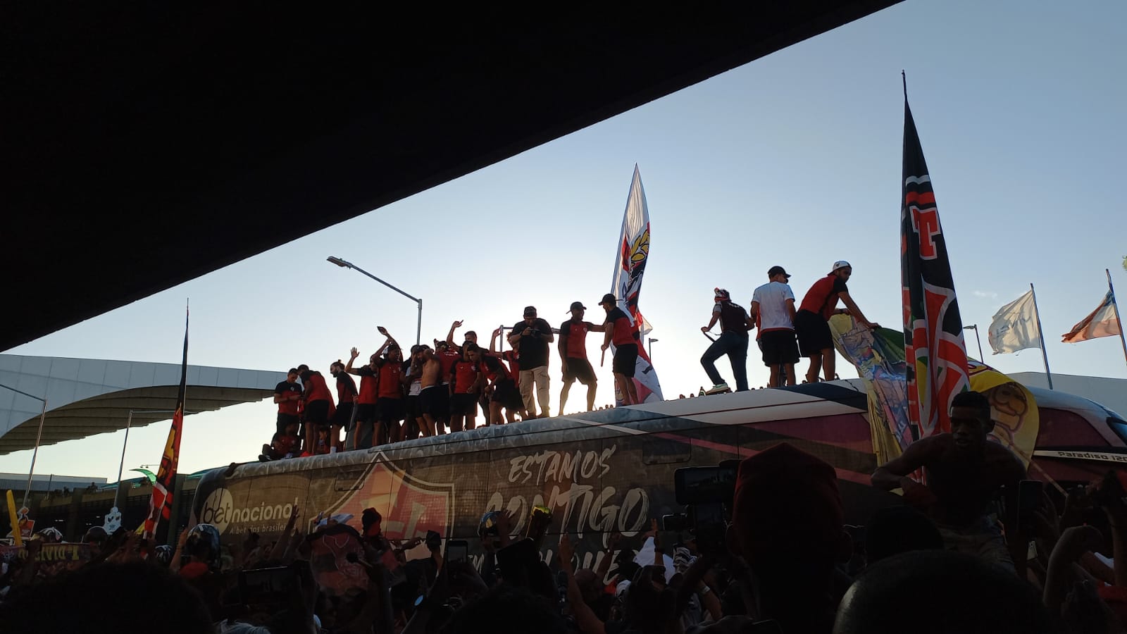 Jornal Correio Elenco Recebido Festa E Torcida Far Caravana