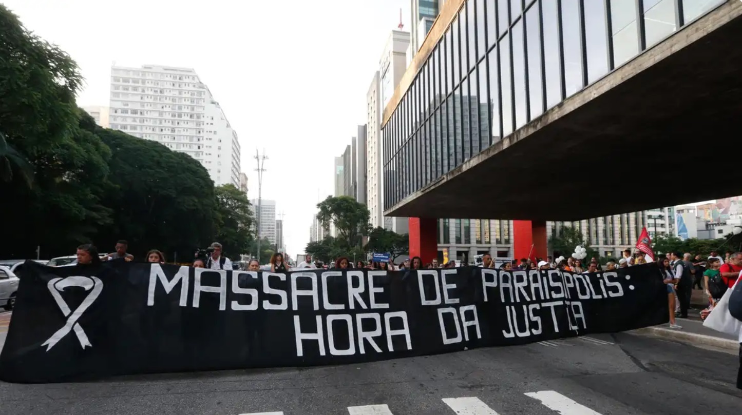 Jornal Correio Massacre De Parais Polis Policiais Militares T M