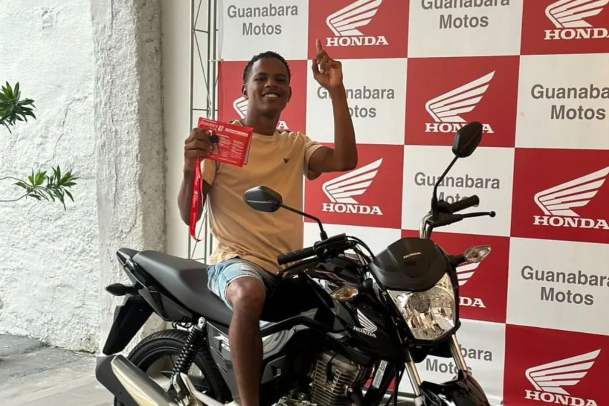 Jornal Correio MC Ryan SP dá moto de presente a entregador que teve