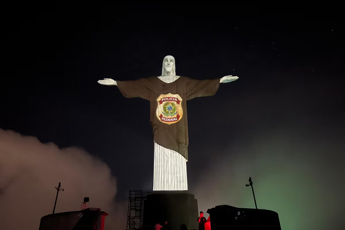 Jornal Correio Projeção especial por 80 anos veste Cristo Redentor