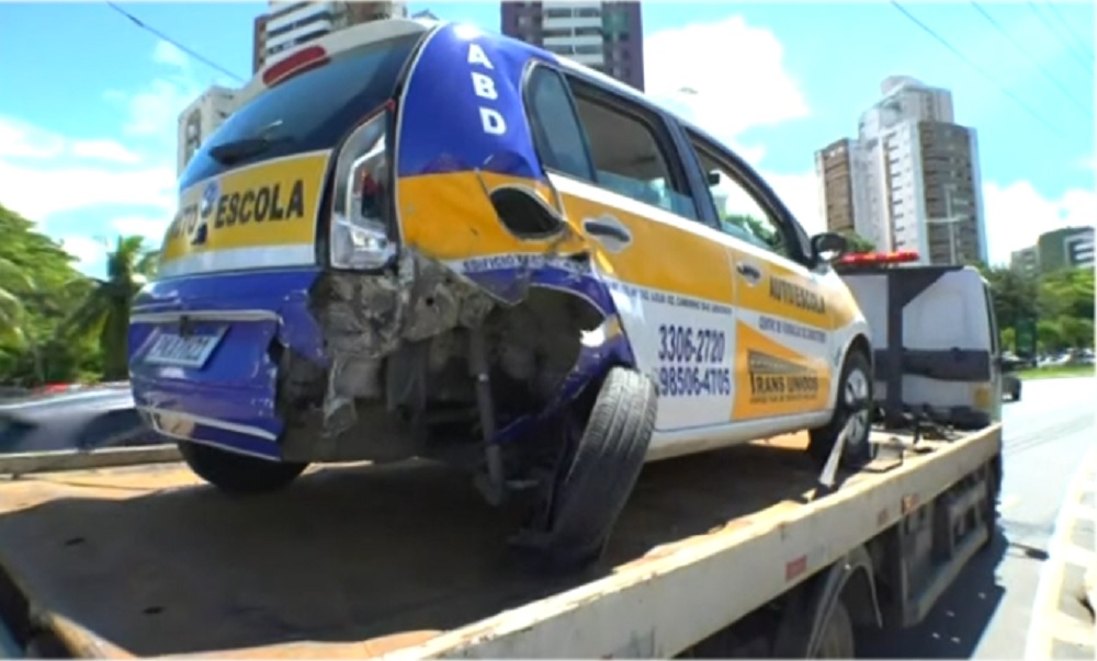 Jornal Correio Carro Bate Em Ve Culo De Autoescola E Cai Em C Rrego