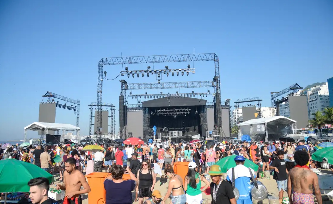 Jornal Correio F S J Se Aglomeram Em Frente A Palco Do Show Da