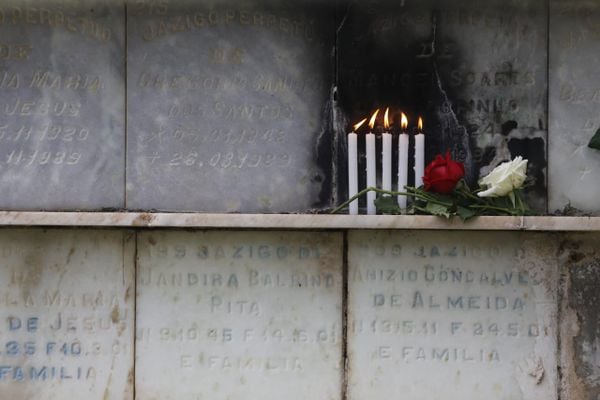 Soteropolitanos fazem homenagens em cemitérios