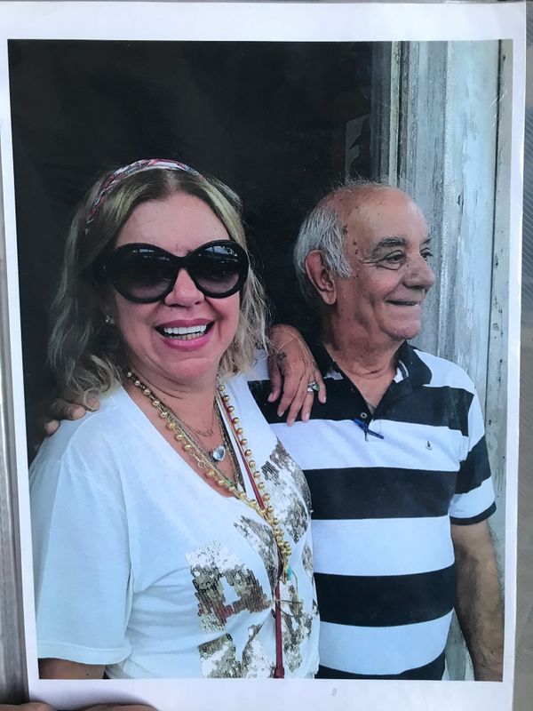 A apresentadora Astrid Fontenelle com Prentice, em seu ateliê por Rrprodução