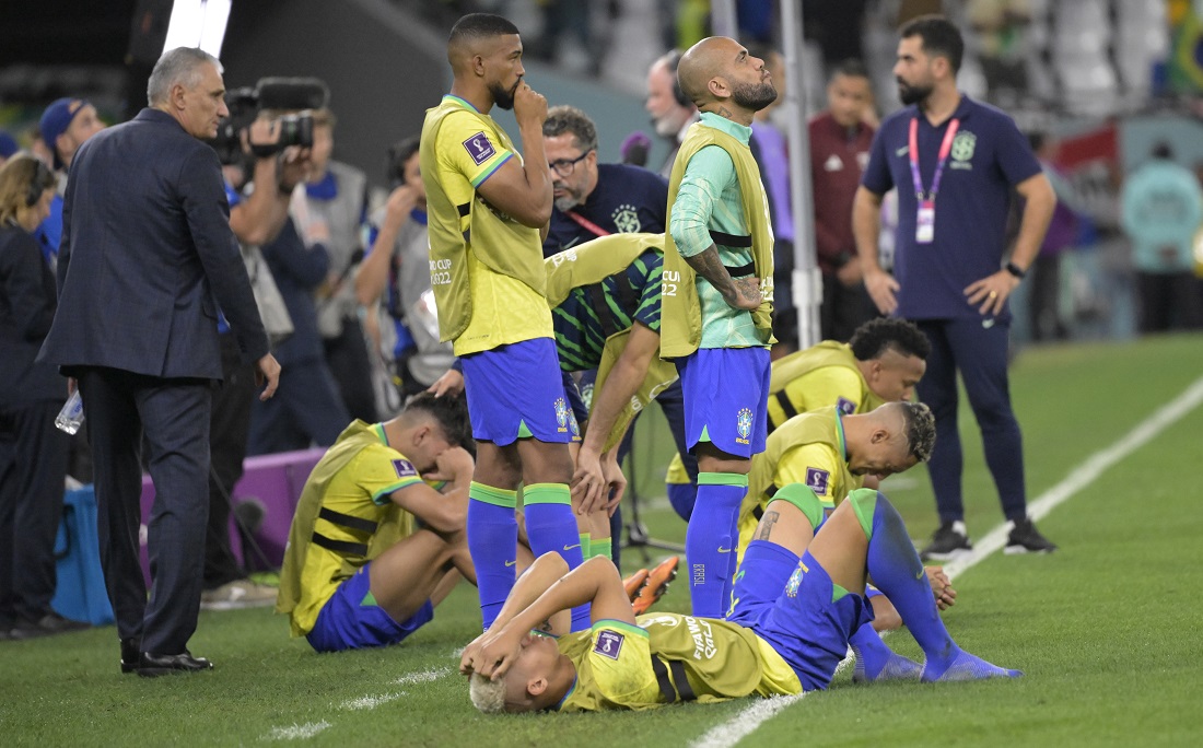 Tite não consola jogadores e deixa o gramado após eliminação do Brasil na  Copa do Mundo - Lance!