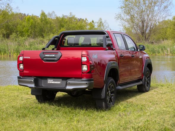 A abertura da caçamba tem uma moldura exclusiva e o interior é similar ao da versão SRX