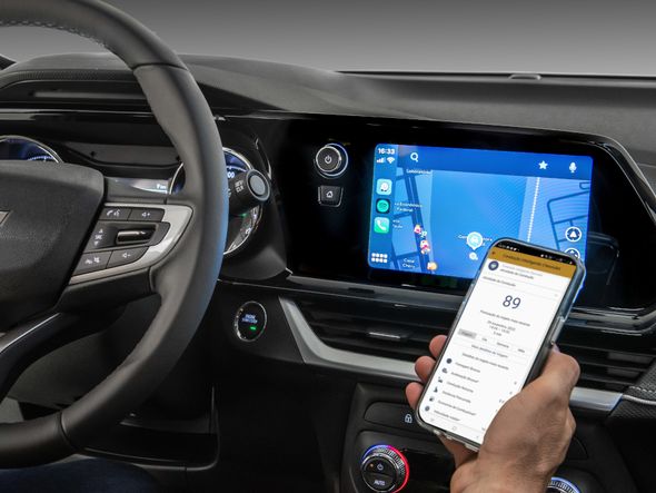 A central multimídia tem contorno exclusivo e se funde com o quadro de instrumentos