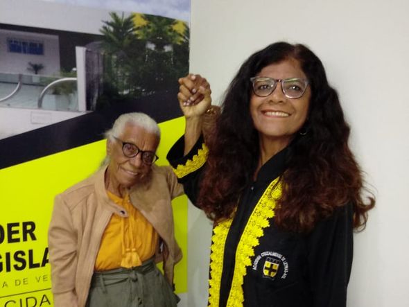 Lita Passos, na posse da ACL, ao lado de sua mãe Amelina de Almeida, de 103 anos  por Arquivo Pessoal 
