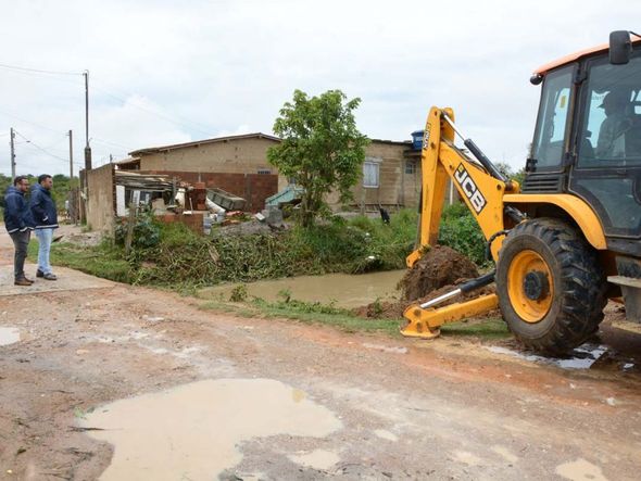 Máquina da Prefeitura desobstruiu canais de drenagem no bairro Campinhos por Foto: Divulgação/PMVC