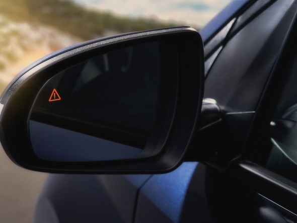 O alerta de ponto cego fica nos retrovisores