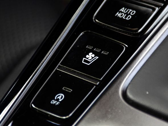 O banco do motorista conta com refrigeração