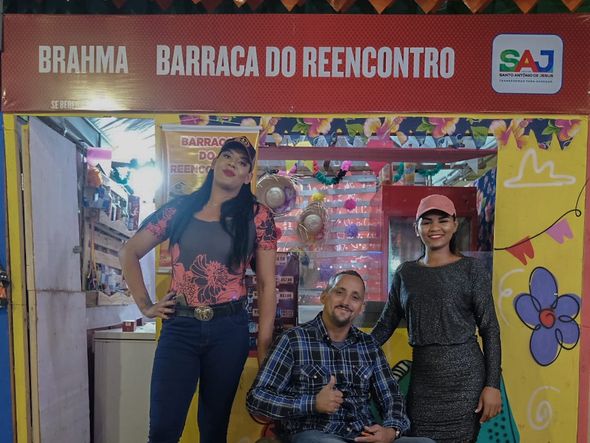 O casal Luciana e Elmison, e a filha Mônica, celebrou o reencontro do público com a festa junina  por Foto: Divulgação Brahma