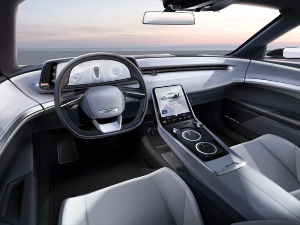 O interior abriga quatro pessoas e tem telas em destaque