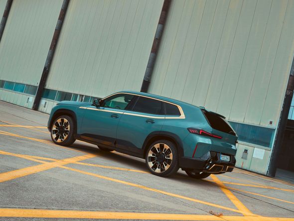 O SUV pode rodar até 88 km em modo elétrico