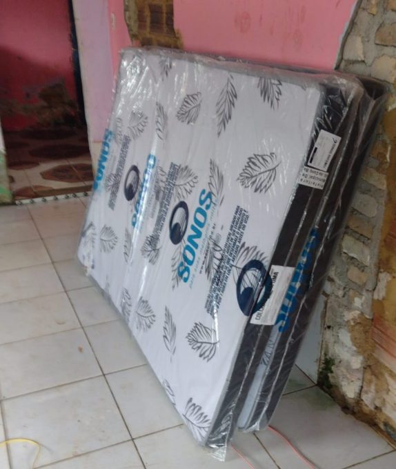 Além de abrigo provisório, família recebeu botijão de gás, cama e colchões por Foto: Divulgação/PMVC