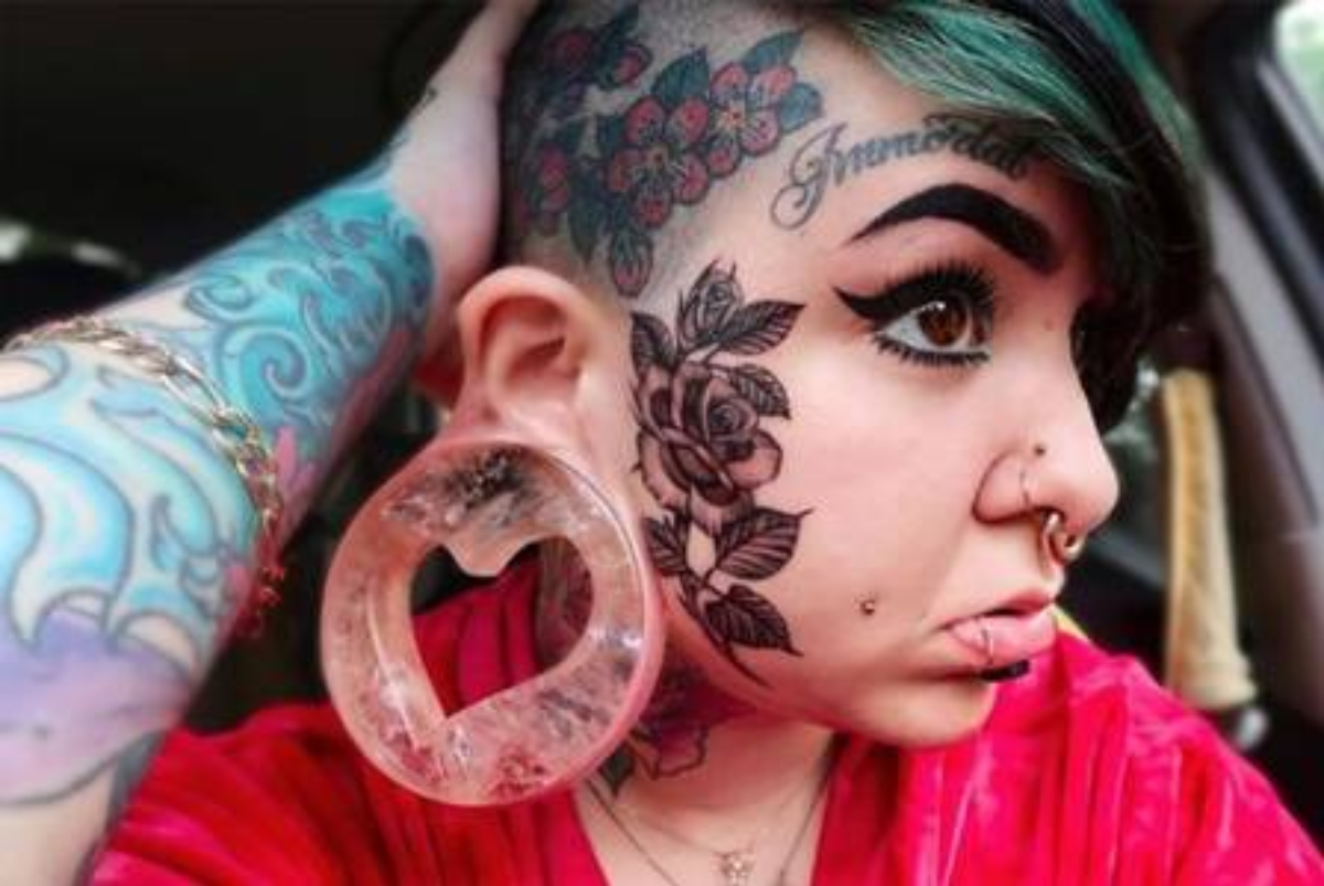Mulheres com tudo: alargadores, piercings e muitas tattoos!