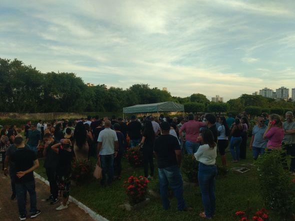 Familiares e amigos compareceram ao enterro por Wendel de Novais/CORREIO