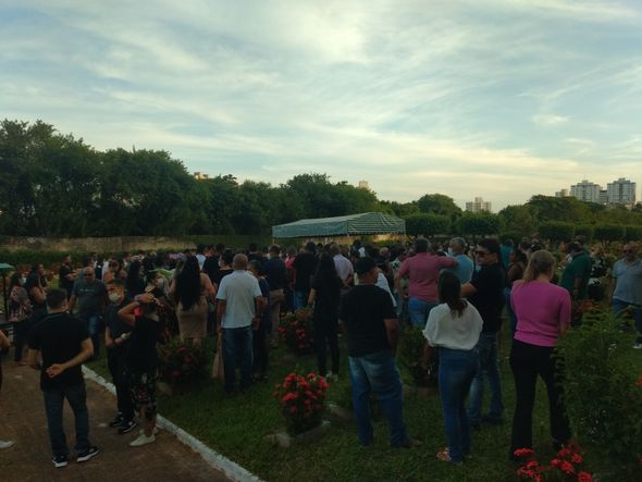 Familiares e amigos compareceram ao enterro por Wendel de Novais/CORREIO