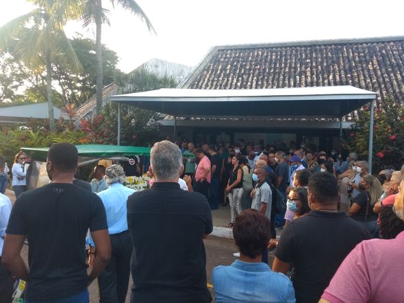 Familiares e amigos compareceram ao enterro por Wendel de Novais/CORREIO