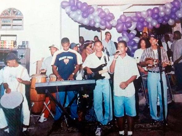 Mocka comanda o Harmonia num aniversário de 15 anos, em 18 de janeiro de 1997, na ilha de Barra Grande, onde a banda costumava passar temporadas de três meses por Foto: Acervo pessoal