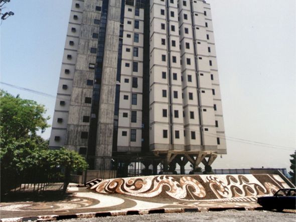 Mural e calçadões do Edifício Monsenhor Marques. 1978. Largo da Vitória, Salvador.  por Foto: Acervo Pessoal/Juarez Paraíso