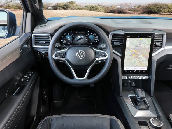 O interior foi totalmente renovado e a tela central remete à Ford F-150