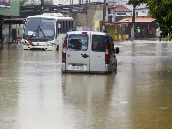 Ônibus e carros ficaram ilhados em alagamento em Lauro de Freitas por Marina Silva/CORREIO