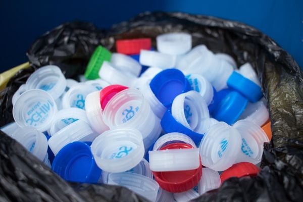 Número caiu para cerca de 100 partículas por litro nas embalagens plásticas por Nara Gentil/CORREIO