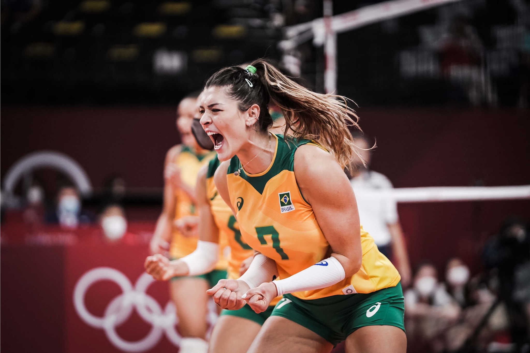 Brasil bate russas de virada e vai à semifinal do vôlei feminino