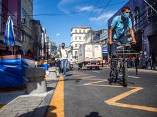Imagem - Motorista tenta fugir de blitz e bate em barracas de ambulantes em avenida de Salvador