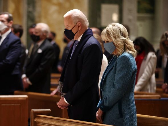 Biden e a mulher, Jill, na missa antes da posse por AFP