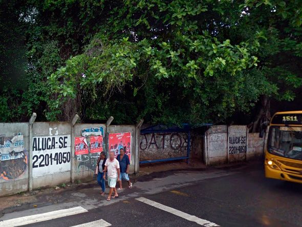 Cerca de concreto avançou até o ponto que fica em frente ao atual Condomínio Alto de Pirajá por Reprodução/Google Street View