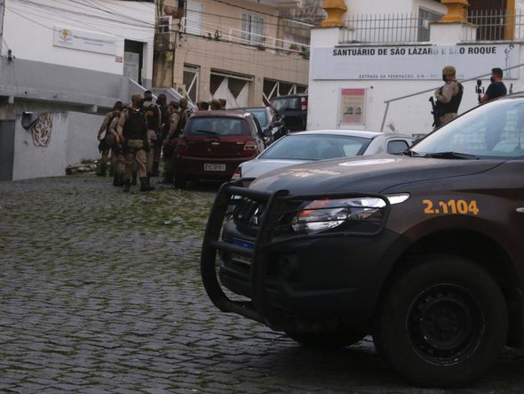 Cerco policial em São Lázaro por Paula Fróes/CORREIO
