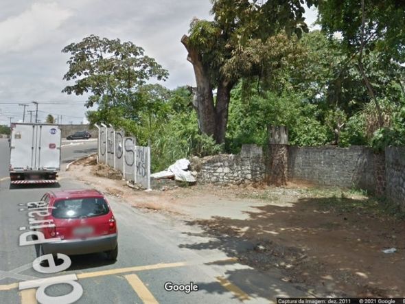 Em 2011, parte do antigo acesso à chácara, que fica perto do acesso para o viaduto de Pirajá, ainda era visível por Reprodução/Google Street View