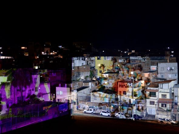 Evento é o primeiro video mapping em grande escala realizado na periferia de Salvador  por foto de Paula Fróes
