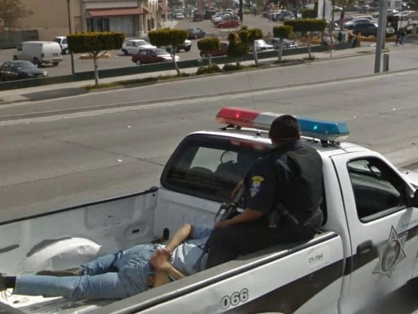 Homem sendo detido por Foto: Reprodução / Street View