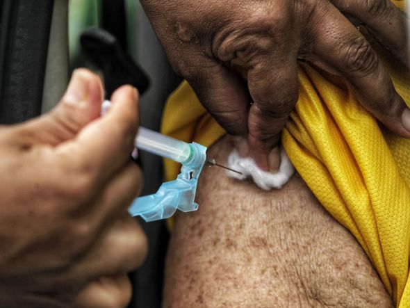Idosos acima de 90 anos continuam a ser vacinados amanhã (2) por Arrison Marinho/CORREIO