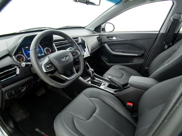O interior da versão Pro tem acabamento em couro sintético, mas conta com somente dois airbags