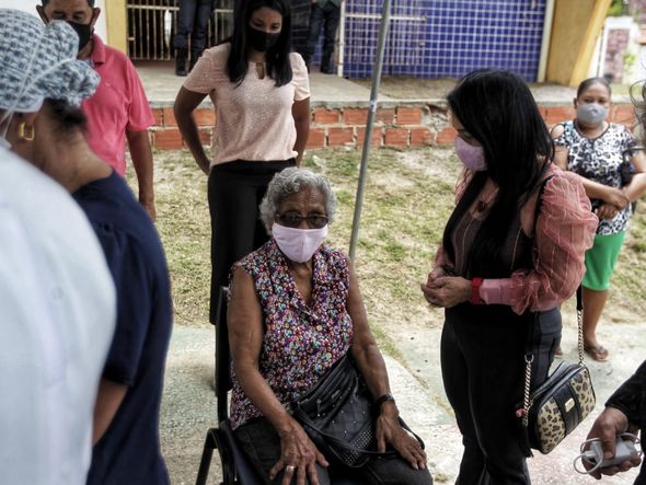 Prefeita de Lauro de Freitas, Moema Gramacho, visita ponto de vacinação de Aracuí por Arrison Marinho/CORREIO