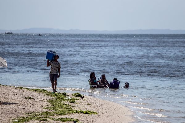 Pescadores na praia da Ribeira por Nara Gentil/CORREIO