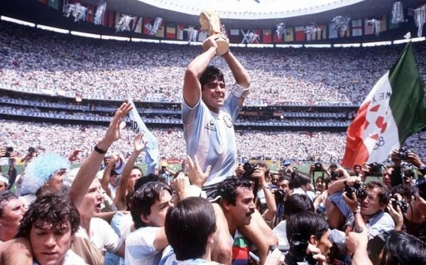 Maradona levanta a taça da Copa do Mundo de 1986, vencida pela Argentina